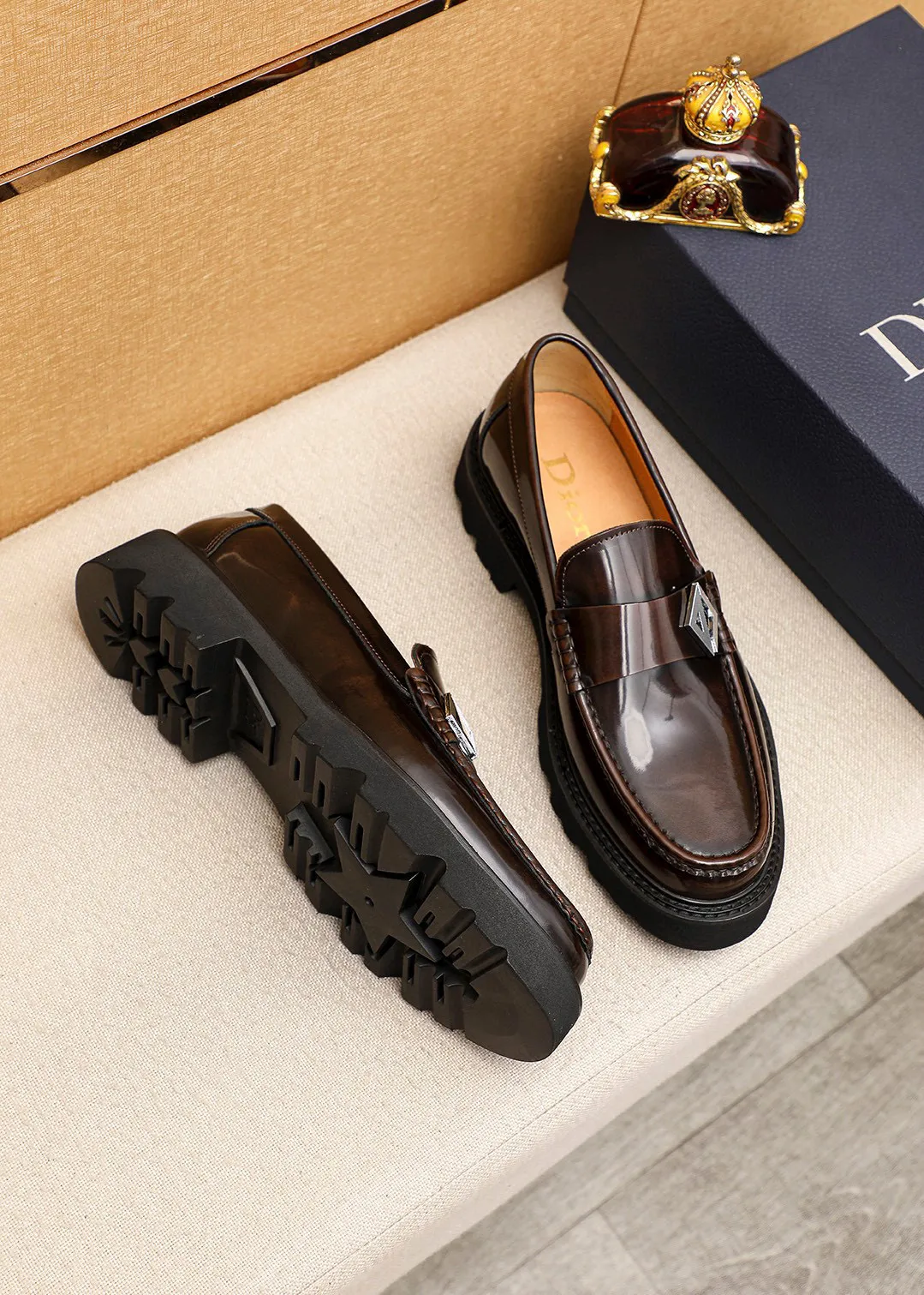 Men's shoes 💰480 💐 Product trademark: Dior "Dior" casual leather shoes Regular size: 39-44 (45🉑️customized) Product materials: Selected Italian imported first-layer beaded cowhide upper + classic hardware buckle, imported water-dyed 🐂 cowhide lining. Strong three-dimensional visual effect, original outsole Color: 3⃣️colors available